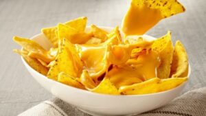 Warme Nachos mit Käse